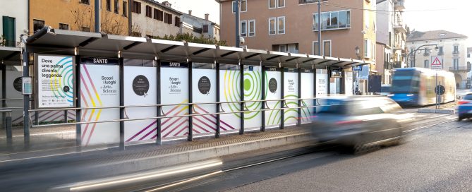 fermata tram con pubblicità