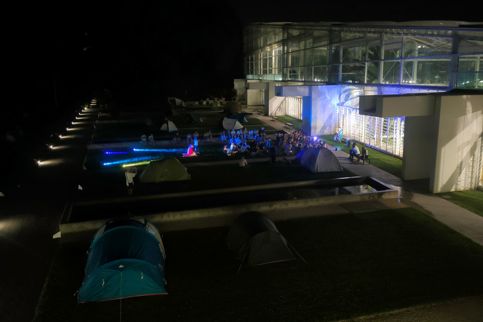 tende di notte sul prato del Giardino della biodiversità